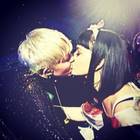 Miley Cyrus, bacio saffico con Katy Perry durante il concerto del suo Bangerz tour" allo Staples center di Los Angeles