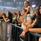 Emma Marrone prende una bambina sulle spalle al concerto. Il post commovente: «Ti ho tenuta come fossi mia figlia»