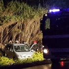 L'auto guidata dalla mamma si rovescia sulla strada a Pescara, muore bimbo di 3 anni: sbalzato dal lunotto posteriore
