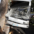 Roma, bus contro un albero su via Cassia: 35 feriti, nove gravi. Autista negativo a test droga e alcol