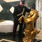 Roma, leoni d'oro e stucchi: dentro le ville dei boss Casamonica