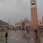 Venezia, le dighe del Mose si alzano per la prima volta contro l'acqua alta