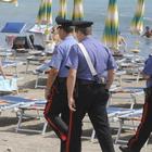 Pesaro, autoerotismo in spiaggia davanti anche a minorenni: 65enne arrestato