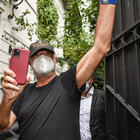 Flavio Briatore torna a casa e saluta i giornalisti: «Ma non avvicinatevi...»