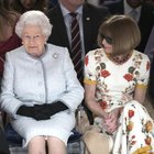Londra, sorpresa alla settimana della moda: in prima fila spunta la Regina Elisabetta
