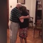 Lui ha 90 anni, lei 86: il lento della coppia di anziani genitori è commovente