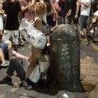 Sesso orale in piazza San Domenico a Napoli: il video finisce su WhatsApp