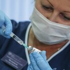 Vaccino Pfizer, Gran Bretagna approva la vaccinazione di massa: disponibile dalla prossima settimana