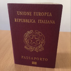 Passaporti, caos in Italia: attese di mesi e lunghe code in Questura, saltano 80mila viaggi