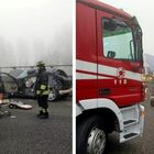 Incidente in A1 a Piacenza, scontro tra auto e due tir per la nebbia: morti due ragazzi di 33 e 21 anni. Un ferito grave