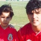 Il bambino in posa con lo zio calciatore, anni dopo sarebbe diventato una leggenda dello sport: lo riconoscete?