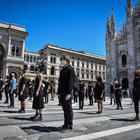 Milano, flash mob a lutto di cantanti e artisti in piazza Duomo per salvare la musica