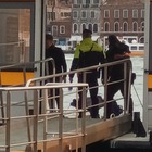 Venezia. Pusher inseguiti lanciano la droga in canale, polizia locale e carabinieri si calano in acqua per recuperarla