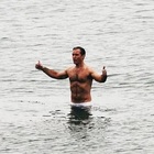 Venezia, Jude Law fa impazzire il Lido: costume bianco e tuffo in mare. I fan nudi si buttano in acqua Foto