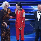 Sanremo, Drusilla Foer commossa per l'omaggio di Michele Bravi: «Sono proprio contento che sei qui. La tua presenza racconta la meritocrazia»