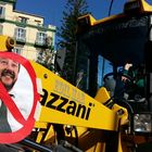 • "Mai con Salvini": anche una ruspa nel corteo