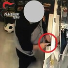 Pensionato insospettabile ruba portafoglio in tabaccheria preso grazie alla telecamere