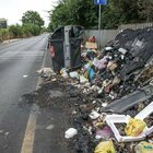 Roma, le strade senza cassonetti dei rifiuti: «Mai sostituiti quelli bruciati»