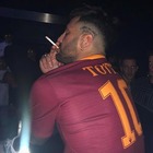 Fabrizio Corona indossa la maglia di Totti e sfida Ilary Blasi. Ira dei tifosi della Roma: «Non sei degno»