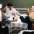 Totti, cena al ristorante con Ilary e il video (subito virale): «Rottura? Solo fake news». Poi la gag coi fotografi: «Sono 20 anni che ci baciamo»