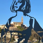 Montecastrilli inaugura piazza Raffaella Carrà. Il sindaco Aquilini: «Un omaggio a una donna che tutta l'Italia ama»