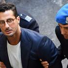 Fabrizio Corona si ferisce per protesta in carcere