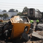 Treno deragliato con 200 passeggeri a bordo: «Ha travolto un camion sui binari», l'autista sbalzato nell'impatto