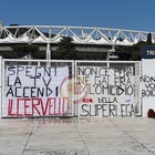 Striscioni dei tifosi di Roma e Lazio all'Olimpico: «Boicottiamola»