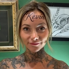 «Mi sono tatuata il nome del mio fidanzato sulla fronte per dimostrargli il mio amore»
