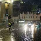 Bomba d'acqua a Roma: strade allagate, traffico in tilt
