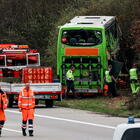 Pullman Flixbus si ribalta in autostrada: almeno 5 morti e 12 feriti gravi. «A9 chiusa tutto il giorno per i soccorsi»