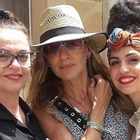 Sarah Jessica Parker in Sicilia, selfie a Marzamemi con i fan Sarah Jessica Parker in Sicilia, selfie a Marzamemi con i fan