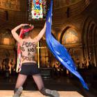 â¢ La protesta di una Femen: nuda con la bandiera dell'Ue