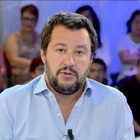 â¢ Salvini insulta Renzi: "Un verme, usa bimbo per i suoi scopi"