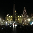 L'accensione dell'albero di Natale a Piazza San Pietro