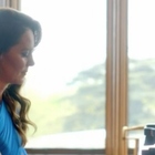 Kate Middleton incanta all'Eurovision, al pianoforte con la band ucraina Kalush Orchestra. L'omaggio dell'abito blu