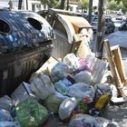 Latina, cittadini esasperati per i cumuli di rifiuti: ancora due giorni per tornare a regime
