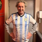 Mondiali, Paolo Sorrentino indossa la maglia dell'Argentina con la dedica di Maradona