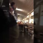 Video/ La polizia irrompe nel bar e dice a tutti di stare a terra