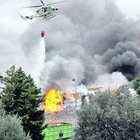 Incendio nell'azienda di rifiuti a Modugno, fiamme ancora accese: «Limitate le attività all'aperto»