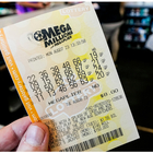 Tenta la fortuna e vince 1,12 miliardi alla lotteria. Jackpot da capogiro, ma riscuotendolo subito in contanti ne perde la metà