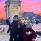 Chiara Ferragni e il cielo rosso di Milano, le foto del tramonto show con i figli Leone e Vittoria: «Che colori meravigliosi»