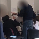 Professore picchia in classe uno studente