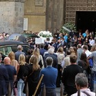 Bimbo suicida a Napoli, le lacrime del papà ai funerali: «Mio figlio ha pescato un pesce velenoso»