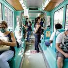 Si rifiuta di indossare la mascherina sul tram: il conducente ferma il mezzo, 41enne denunciato