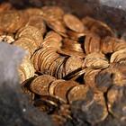 Tesoro di monete d'oro durante il restauro di casa: l'incredibile scoperta di una coppia (grazie agli operai)