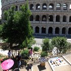 Roma, il suk intorno al Colosseo, erbacce e rifiuti sul belvedere