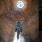 Il maxi coccodrillo di Cattelan appeso nel battistero spacca in due la Chiesa sull'arte contemporanea nei luoghi di culto