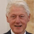 Clinton: «Trump solo caos». Spuntano foto imbarazzanti di Bill con l'accusatrice di Epstein