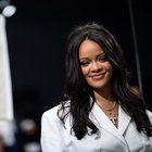 Rihanna più ricca della Regina Elisabetta, ecco il suo conto in banca (da capogiro)